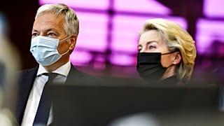 Didier Reynders jogérvényesülésért felelős biztos Ursula von der Leyen társaságában