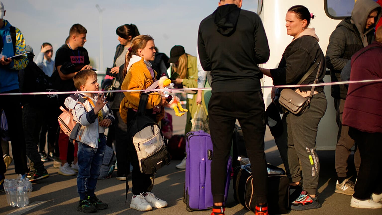 Des civils de Marioupol arrivant à Zaporijia (3 mai 2022)