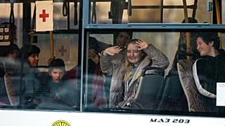 Эвакуированные из Мариуполя прибывают в Запорожье, 3 мая 2022