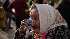 إمرأة أوكرانية من ماريوبول تستعد لمغادرة المدينة هرباً من الأوضاع الكارثية التي يعيشها السكّان، 2 مايو 2022.