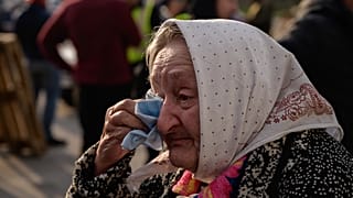 إمرأة أوكرانية من ماريوبول تستعد لمغادرة المدينة هرباً من الأوضاع الكارثية التي يعيشها السكّان، 2 مايو 2022.