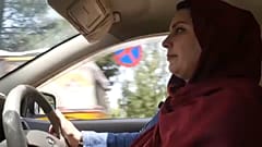  المواطنة الأفغانية شيماء وفا تقود سيارتها في الطريق إلى سوق محلي في مدينة هيرات لشراء هدايا لعائلتها بمناسبة عيد الفطر 3 مايو 2022.