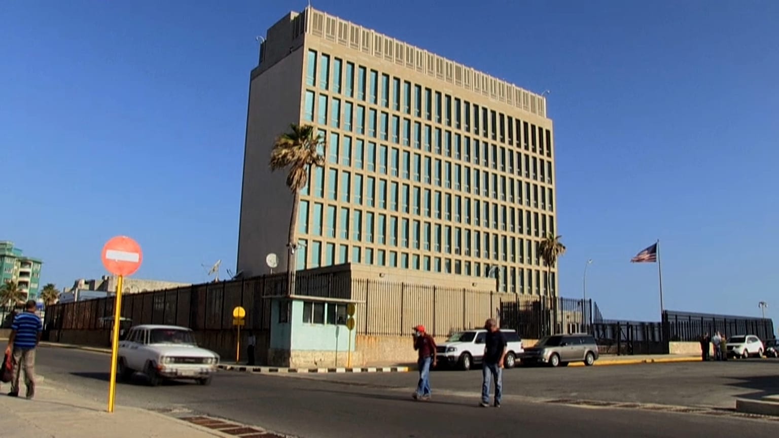 Fachada de la embajada de EE UU en La Habana. 