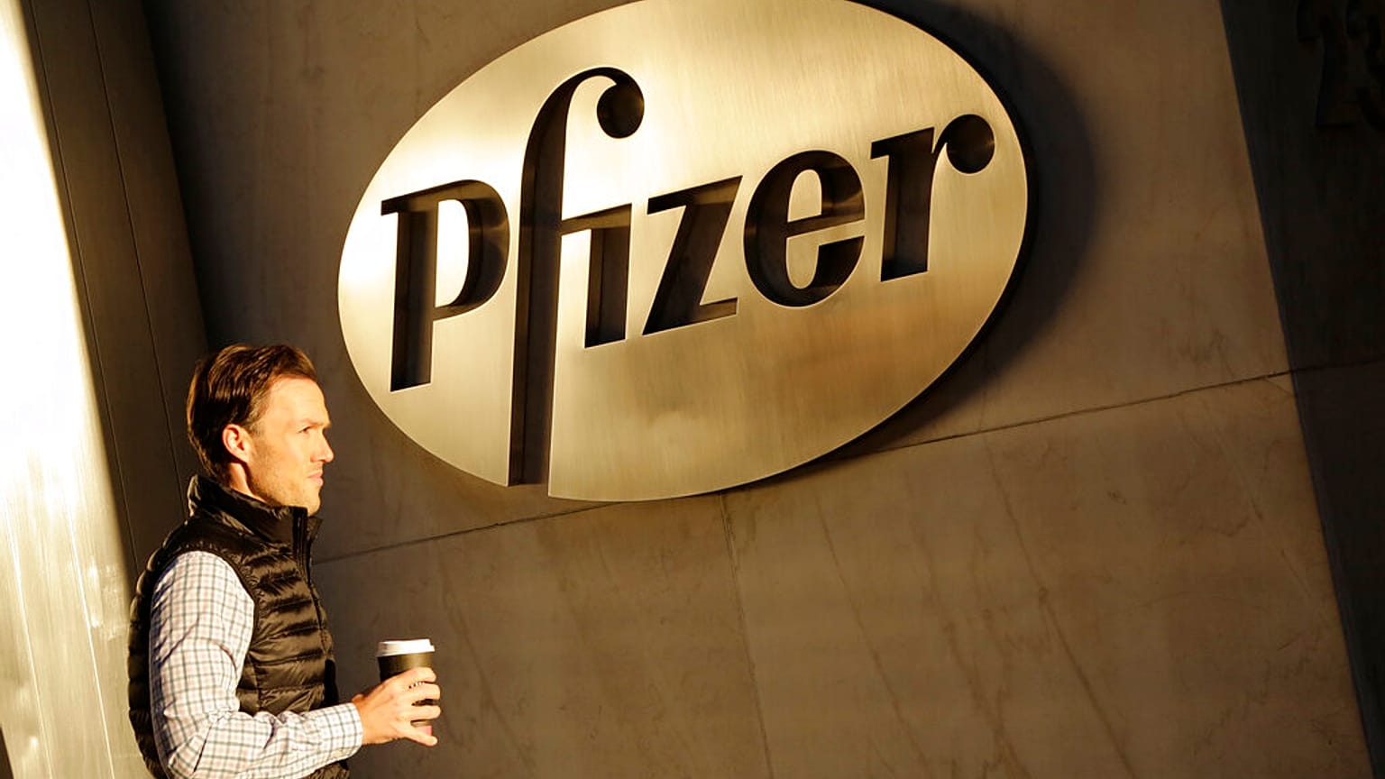 Amerikan biyoteknoloji firması Pfizer 2022'nin ilk çeyreğinde 26 milyar dolara yakın gelir elde etti