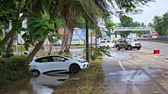 Une voiture coincée dans un fossé inondé à Le Gosier (Guadeloupe), le 30 avril 2022.