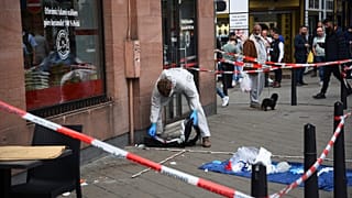 Helyszínelés Mannheimben, miután egy férfi, akivel szemben erőszakot alkalmazott két rendőr, a kórházban életét vesztette