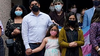 والدین کودکان تراجنسیتی و سایر حامیان حقوق تراجنسیتی در محوطه بیرونی کاپیتول گرد هم آمده‌اند تا در مورد قانون تراجنسیتی که در مجلس و سنای تگزاس در حال بررسی است صحبت کنند.