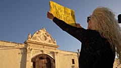 El binomio de feministas y monjas carmelitas es inusual en un país donde las activistas suelen estar en desacuerdo con la Iglesia Católica Romana. 