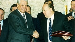 Станислав Шушкевич (справа) жмет руку экс-президенту РФ Борису Ельцину