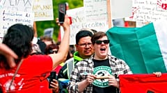 Εργαζόμενοι στην Starbucks διαδηλώνουν την Πρωτομαγιά στο Σιάτλ των ΗΠΑ