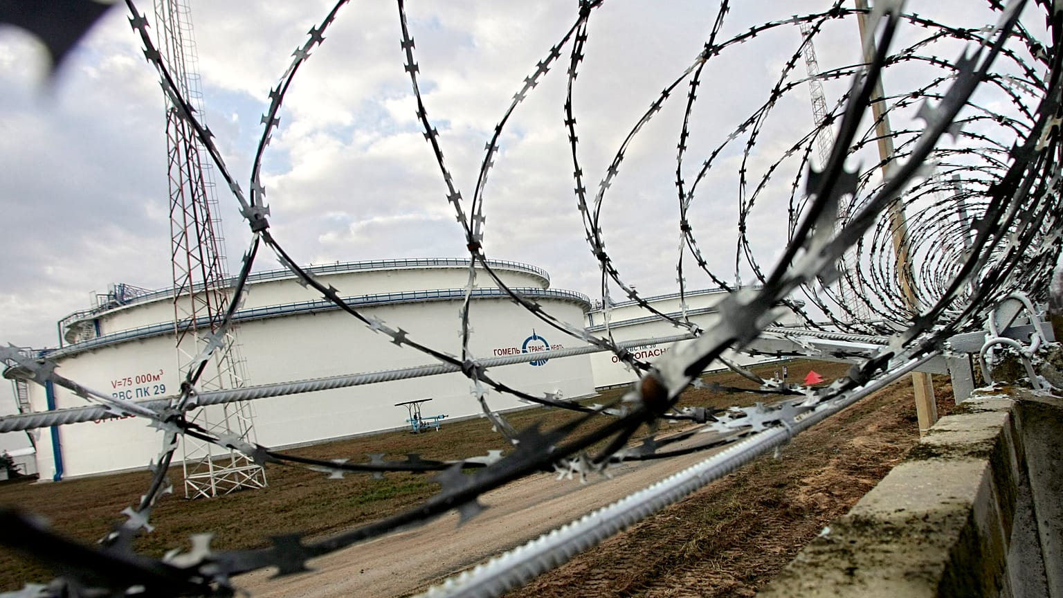 Oil storage tanks on the Druzhba pipeline at the Belarusian town of Mozyr, some 300 km (188 miles) southeast of Minsk.