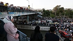 سوريون ينتظرون وصول سجناء يشملهم العفو الرئاسي_ تم التقاط الصورة في 3 أيار 2022 وسط دمشق