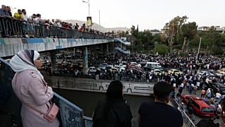 سوريون ينتظرون وصول سجناء يشملهم العفو الرئاسي_ تم التقاط الصورة في 3 أيار 2022 وسط دمشق