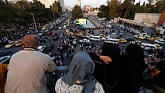 أهالي المعتقلين السوريين ينتظرون عند جسر الرئيس في دمشق بحثًا عن أقارب يأملون أن يكونوا من بين المفرج عنهم، سوريا، الثلاثاء 3 مايو 2022