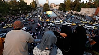 أهالي المعتقلين السوريين ينتظرون عند جسر الرئيس في دمشق بحثًا عن أقارب يأملون أن يكونوا من بين المفرج عنهم، سوريا، الثلاثاء 3 مايو 2022