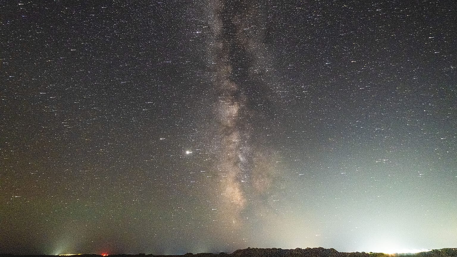 Βροχή αστεριών (διάττοντες Περσείδες) εμφανίζεται στον νυχτερινό ουρανό πάνω από τις αλυκές της Λήμνου - φώτο αρχείου