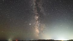 Βροχή αστεριών (διάττοντες Περσείδες) εμφανίζεται στον νυχτερινό ουρανό πάνω από τις αλυκές της Λήμνου - φώτο αρχείου