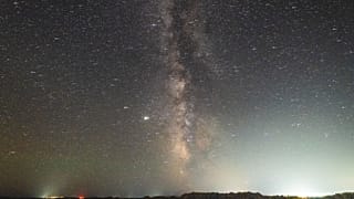 Βροχή αστεριών (διάττοντες Περσείδες) εμφανίζεται στον νυχτερινό ουρανό πάνω από τις αλυκές της Λήμνου - φώτο αρχείου