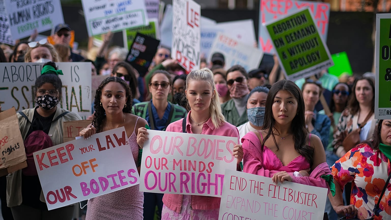 Manifestantes protestan en respuesta a la filtración del borrador de la opinión del Tribunal Supremo para anular el caso Roe v. Wade, en Los Ángeles, EEUU, 3/5/2022