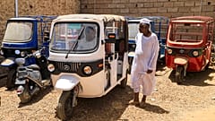 عمال يختبرون توك توك كهربائي جديد تم تجميعه في مصنع الشهاب في الضاحية الشمالية للعاصمة السودانية الخرطوم بحري. 2022/04/19