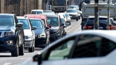Autos stauen sich auf der Leipziger Straße in Berlin