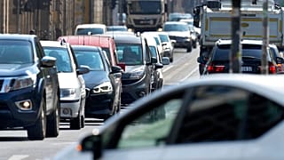 Autos stauen sich auf der Leipziger Straße in Berlin