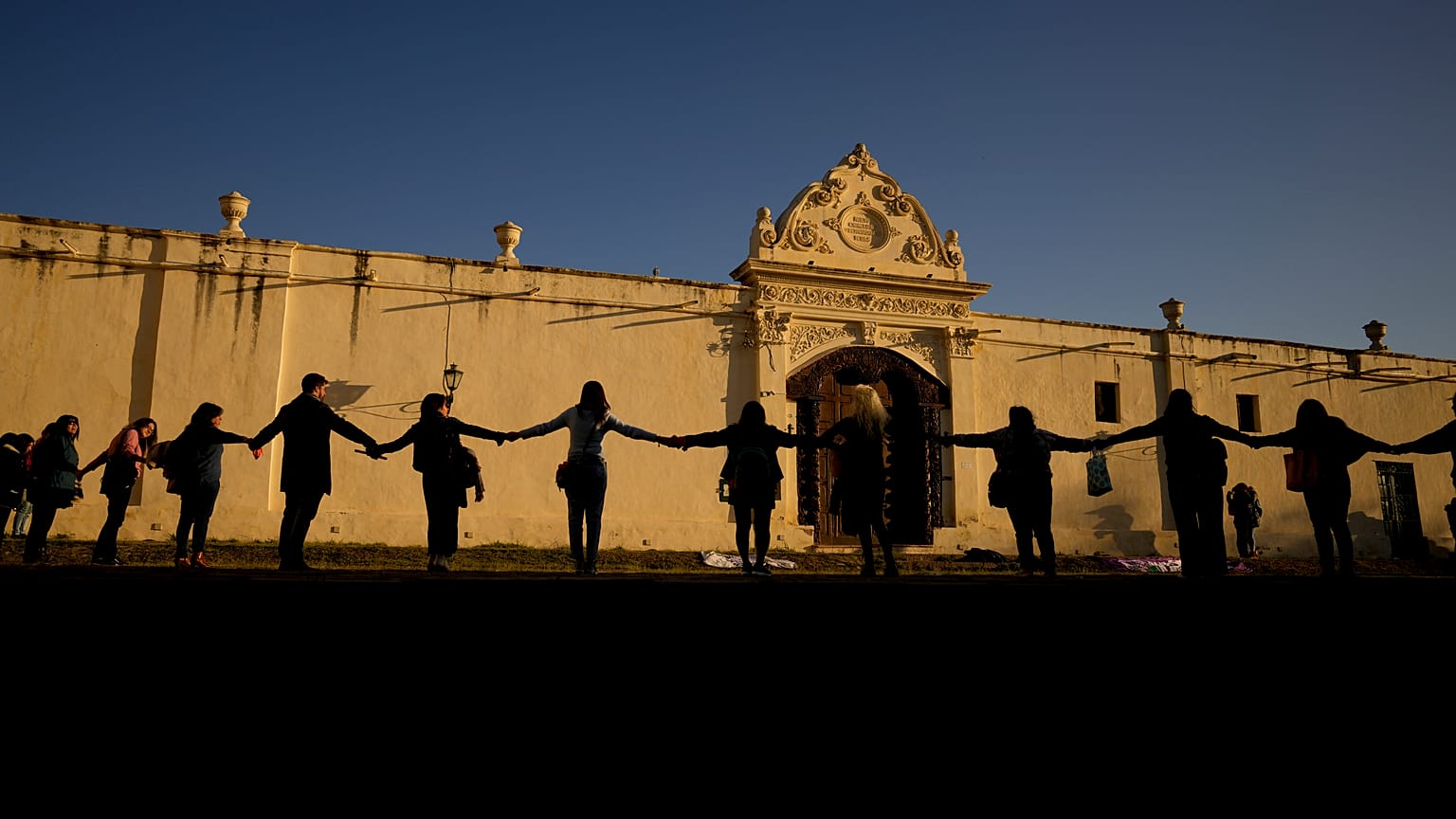 femministe davanti al convento di San Bernardo