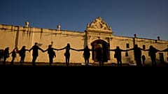 femministe davanti al convento di San Bernardo