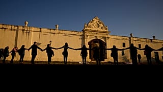 femministe davanti al convento di San Bernardo