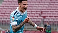 سانتي مينا لاعب سيلتا فيجو يحتفل بإحراز هدف في مباراة لفريقه في برشلونة - أرشيف