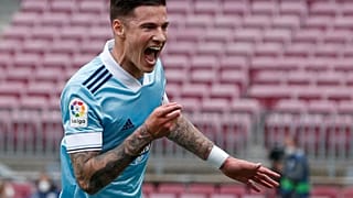 سانتي مينا لاعب سيلتا فيجو يحتفل بإحراز هدف في مباراة لفريقه في برشلونة - أرشيف