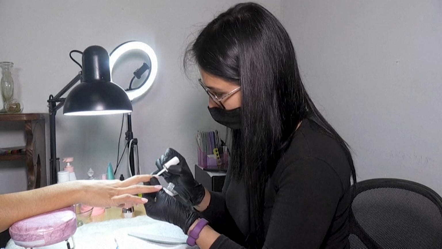 Yara González, manicurista, ha abierto su propio negocio al volver a Venezuela.