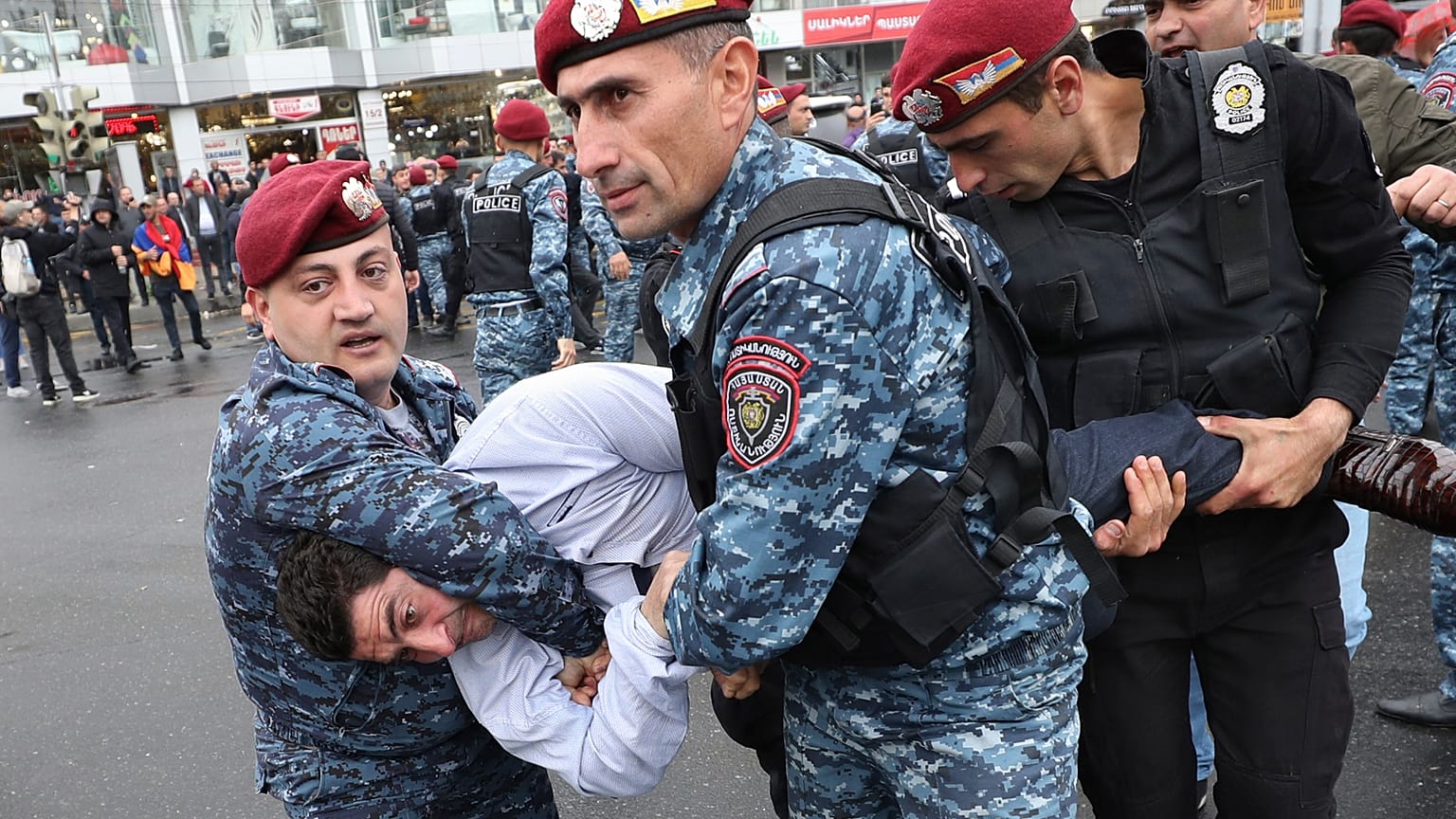 С начала протестов в нескольких городах Армении были задержаны десятки человек