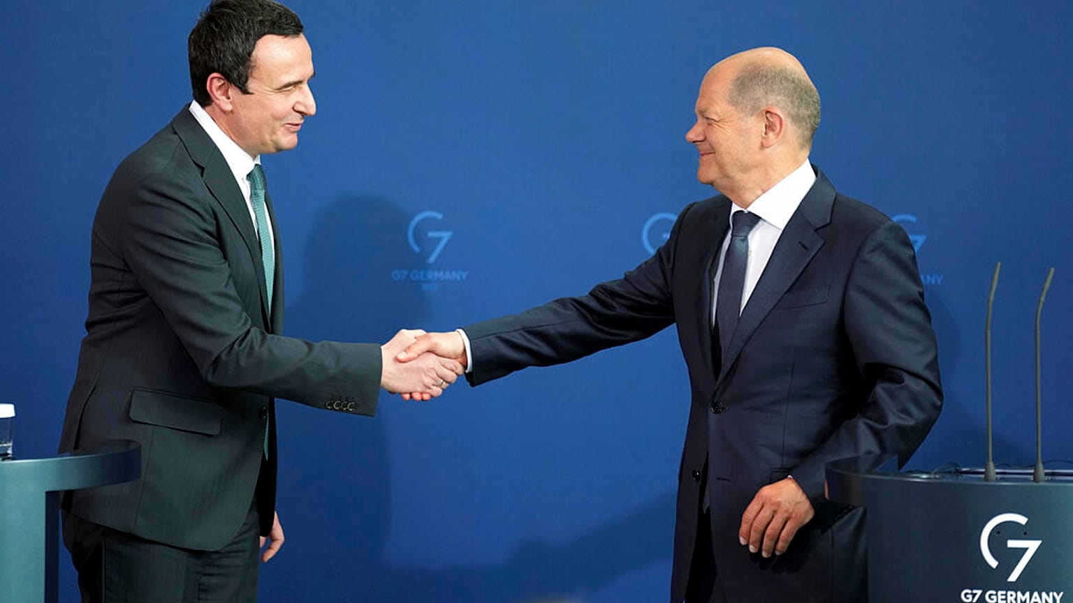 Der kosovarische Ministerpräsident Albin Kurti (links) und Bundeskanzler Olaf Scholz (rechts)