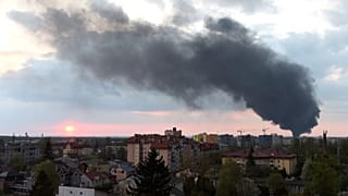 Темный дым поднимается после российского авиаудара по Львову на западе Украины, 3 мая 2022 года.