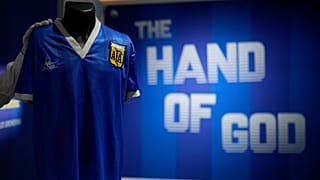 Le maillot porté par Maradona le 22 juin 1986 à Mexico, exposé dans les locaux de Sotheby's à Londres, le 20 avril 2022le