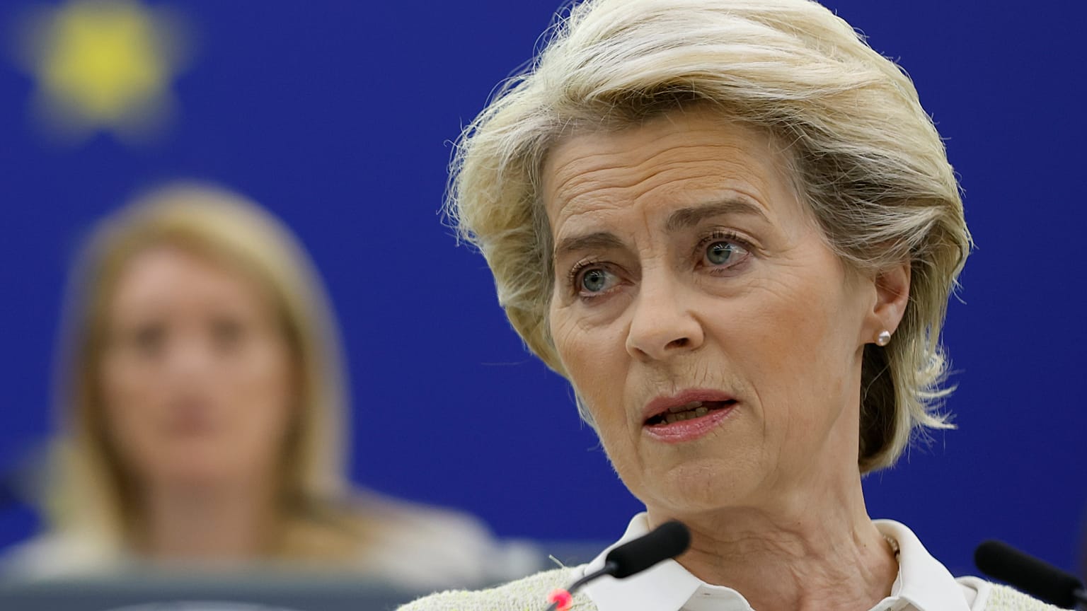 Ursula von der Leyen, presidenta de la Comisión Europea, dijo "Ahora estamos proponiendo abordar nuestra dependencia del petróleo ruso. Por supuesto, no será fácil".