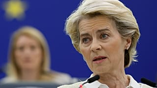 Ursula von der Leyen, presidenta de la Comisión Europea, dijo "Ahora estamos proponiendo abordar nuestra dependencia del petróleo ruso. Por supuesto, no será fácil".