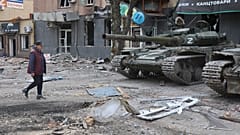 Танки с российской символикой в Мариуполе