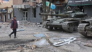 Танки с российской символикой в Мариуполе
