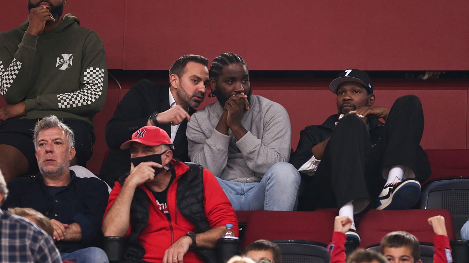 Ο παίκτης του NBA Kevin Durant παρακολουθεί το παιχνίδι, κατά τη διάρκεια του αγώνα μπάσκετ Ολυμπιακός - Μονακό για τον 5ο αγώνα των πλέι οφ της Euroleague, στο ΣΕΦ