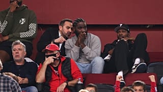 Ο παίκτης του NBA Kevin Durant παρακολουθεί το παιχνίδι, κατά τη διάρκεια του αγώνα μπάσκετ Ολυμπιακός - Μονακό για τον 5ο αγώνα των πλέι οφ της Euroleague, στο ΣΕΦ