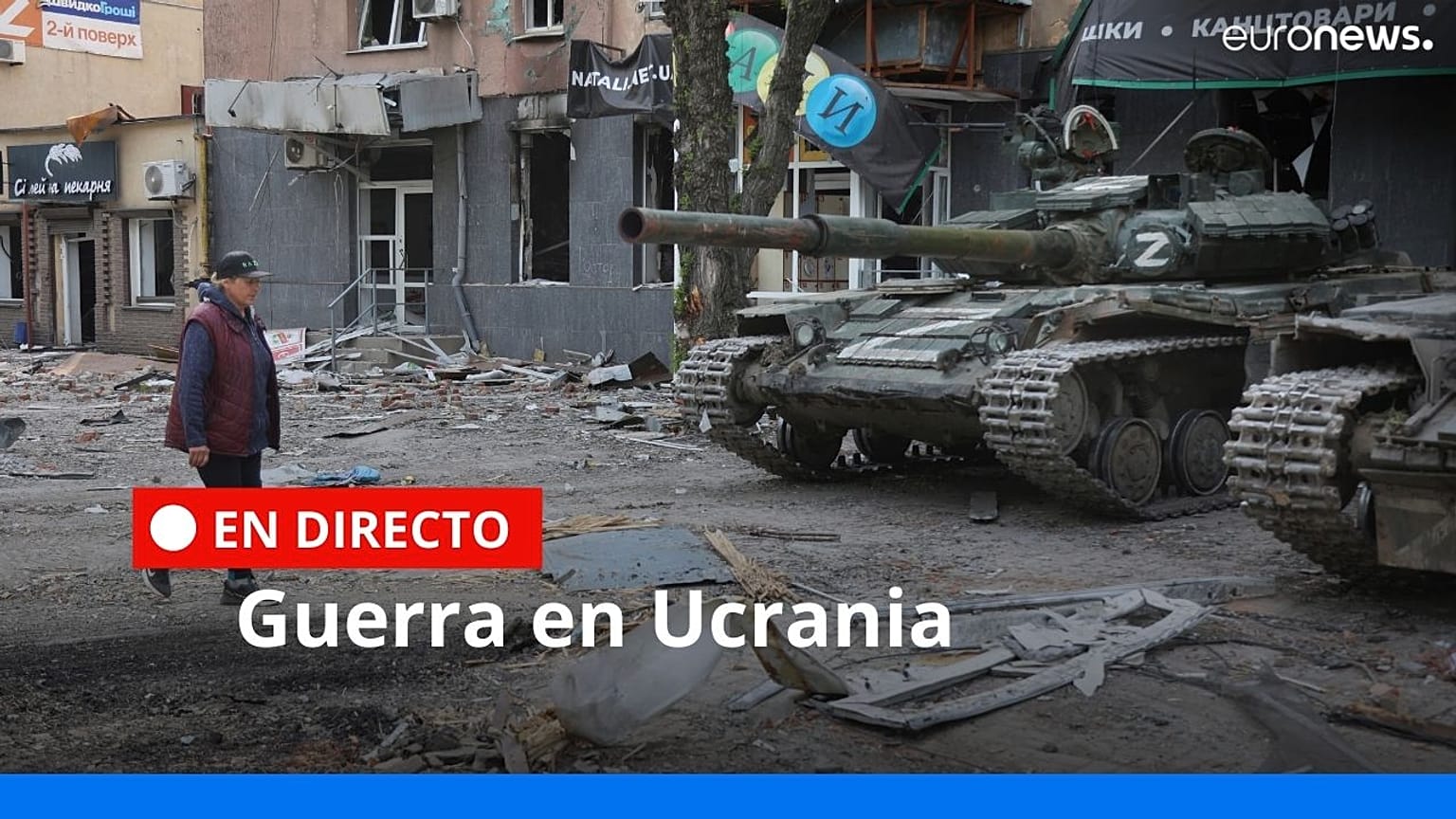 Una mujer camina junto a los tanques de las milicias de la República Popular de Donetsk en Mariúpol, Ucrania, 4/5/2022