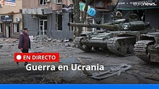 Una mujer camina junto a los tanques de las milicias de la República Popular de Donetsk en Mariúpol, Ucrania, 4/5/2022