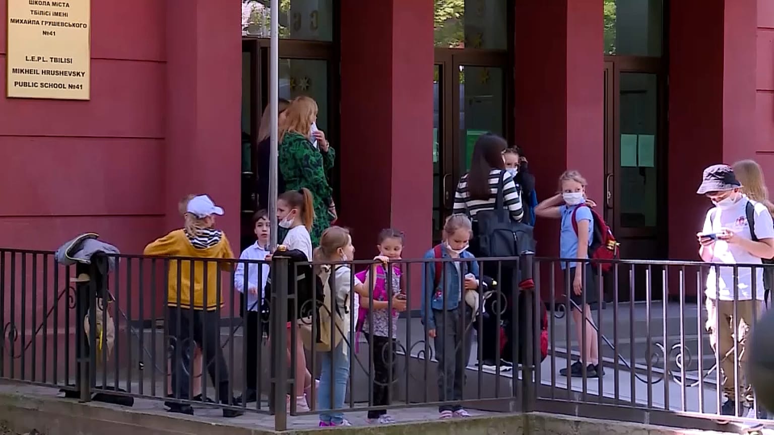 Estudiantes en la puerta del centro en el que aprenden georgiano en Georgia