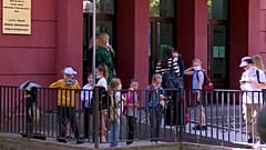Estudiantes en la puerta del centro en el que aprenden georgiano en Georgia