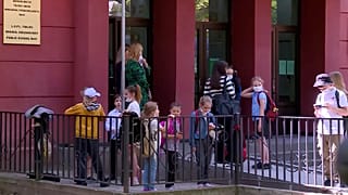 Estudiantes en la puerta del centro en el que aprenden georgiano en Georgia
