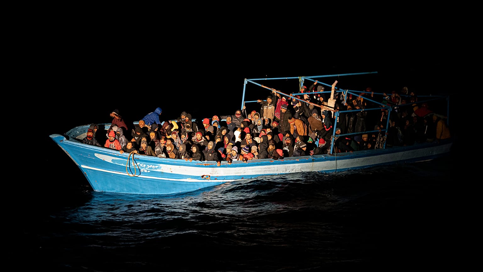 Ein überfülltes Boot in der Nähe der italienischen Insel Lampedusa (Aufnahme vom 24. Januar 22)