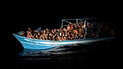 Ein überfülltes Boot in der Nähe der italienischen Insel Lampedusa (Aufnahme vom 24. Januar 22)