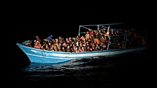 Ein überfülltes Boot in der Nähe der italienischen Insel Lampedusa (Aufnahme vom 24. Januar 22)
